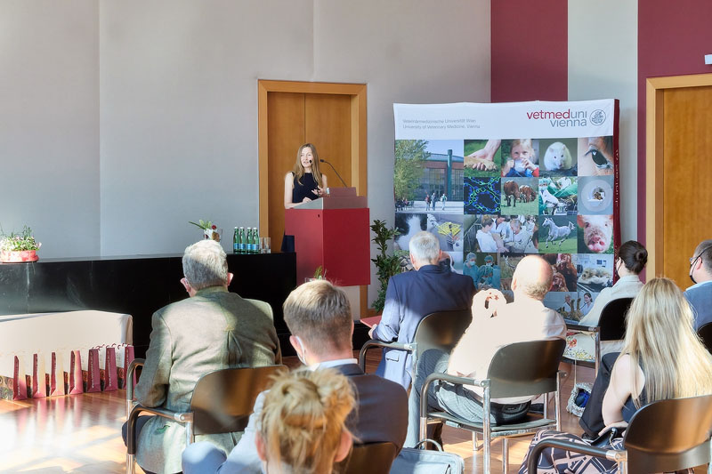 © Ernst Hammerschmid/Vetmeduni Vienna Ass.-Prof. Priv.-Doz. Dr. Elke Humer vom Department für Psychotherapie und Biopsychosoziale Gesundheit bedankt sich für den Preis