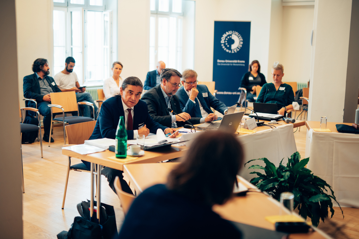 © Universität für Weiterbildung Krems/Walter Skokanitsch Konferenz vor Ort