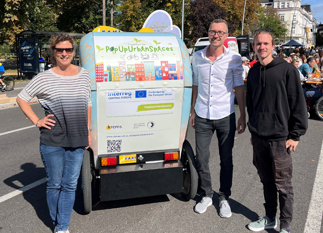 Back view of FAXI with the PopUpUrbanSpaces-Logo