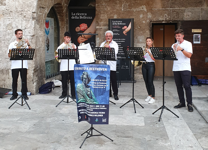 Ensemble musiziert in Stadt