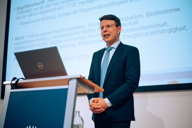 Univ.-Prof. Mag. Mag. Dr. Daniel Varro, LL.M. 