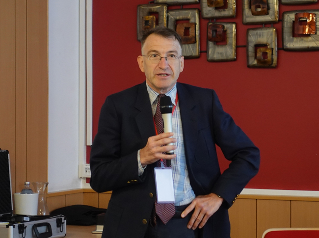 Großaufnahme von Peter Strasser während seines Vortrags