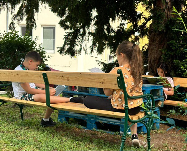 © VS Hafnerplatz Krems Kinder lesen auf Bank im Park