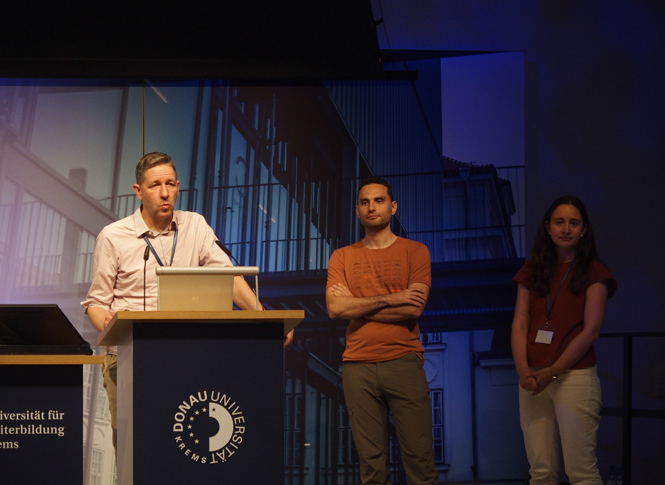 Vortragender auf der Bühne