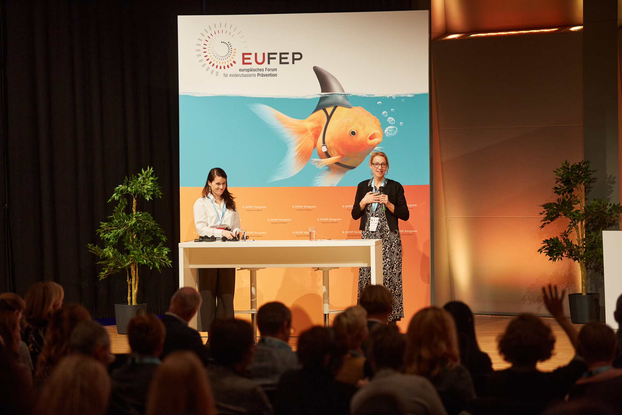 © Florian Schulte Emilie Karafillakis, MSc, (Forscherin an der London School of Hygiene and Tropical Medicine) sprach unter der Moderation von Nicola Kuht über Impfmythen und den Einfluss von sozialen und digitalen Medien auf Impfraten.