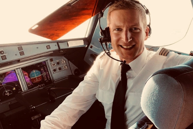 © Norbert Wiederer First Officer Norbert Wiederer im Cockpit