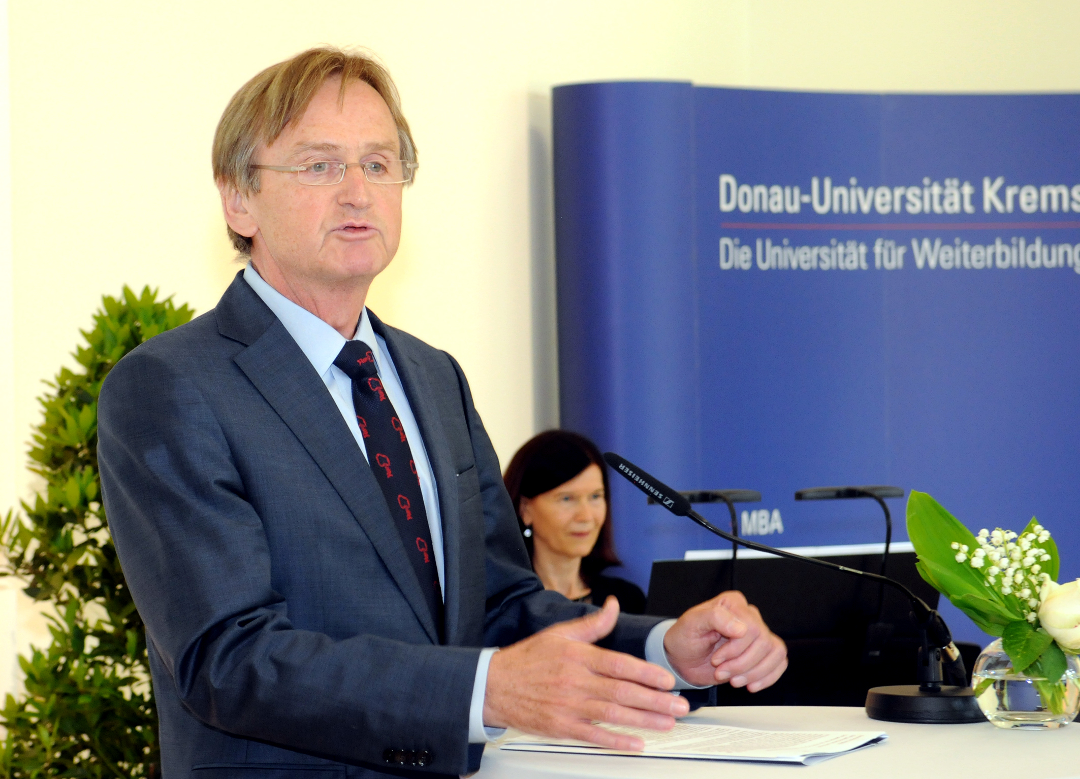 Univ.-Prof. Dr. Stefan Nehrer, Dekan der Fakultät für Gesundheit und Medizin, hielt die Laudatio für Univ.-Prof. i.R. Dr. Dr. h.c. mult. Michael Brainin