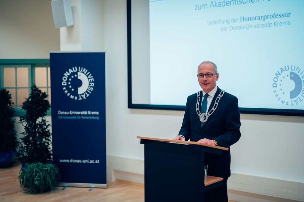 Mag. Friedrich Faulhammer, Rektor der Donau-Universität Krems, begrüßte.