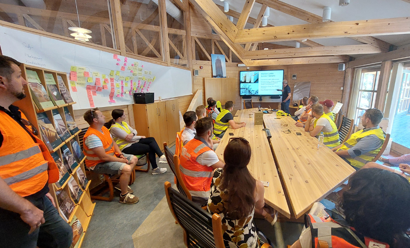 Vortrag in hellem Raum mit viel Holzkonstruktion