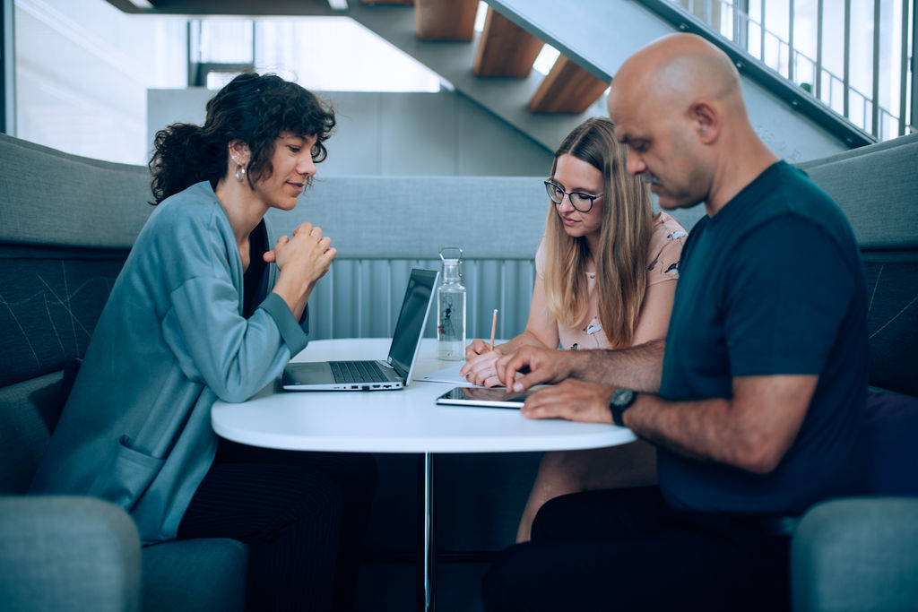 © Walter Skokanitsch Studierende bei einer Gruppenarbeit im Bibliotheksfoyer im Trakt C Erdgeschoss
