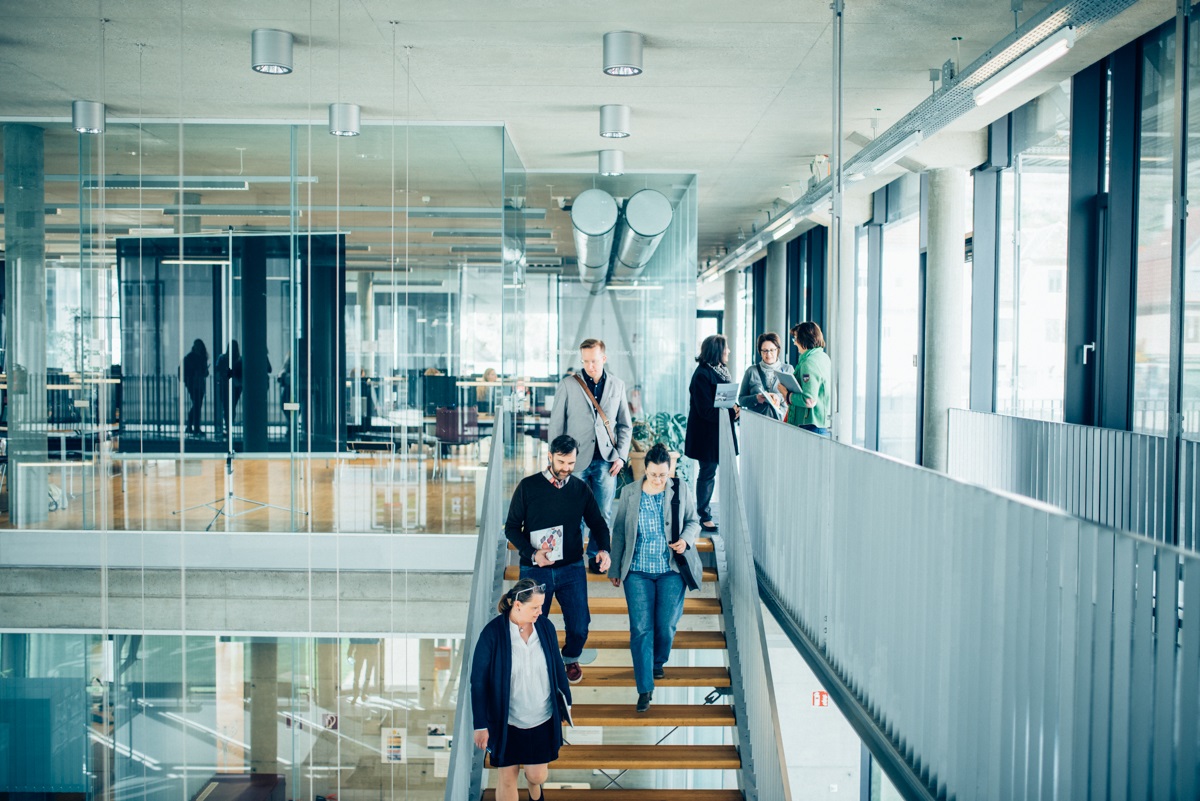 © Walter Skokanitsch Studierende gehen die Treppe hinunter im Foyer der Bibliothek