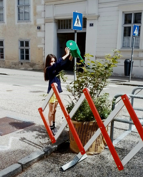 © VS Hafnerplatz Krems Kind gießt Blumentopf mit Wasser aus grüner Gießkanne