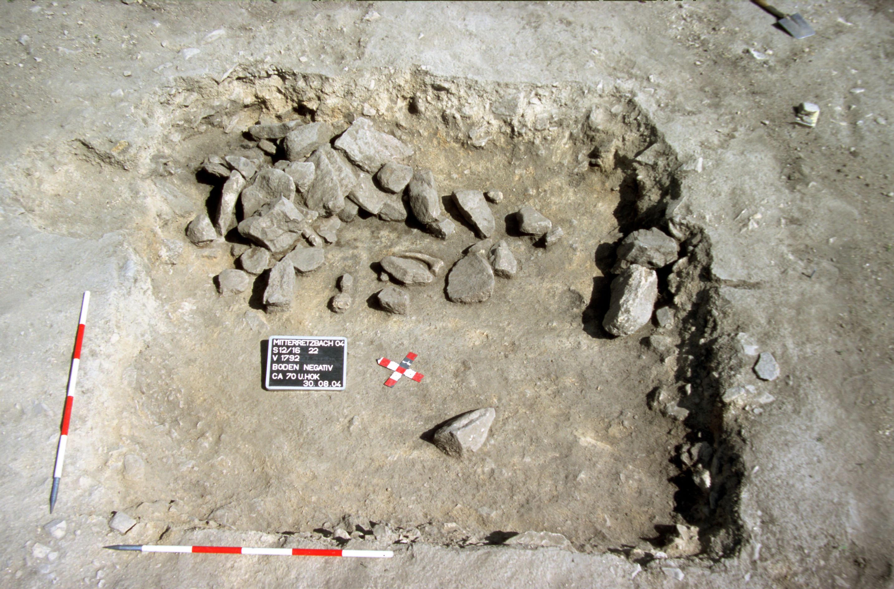 © Die Sohle eines Grubenhauses des 7. Jh. n. Chr. mit verstürztem Steinofen in der nördlichen Ecke; Mitterretzbach Foto: Landessammlungen Niederösterreich Sohle eines Grubenhauses