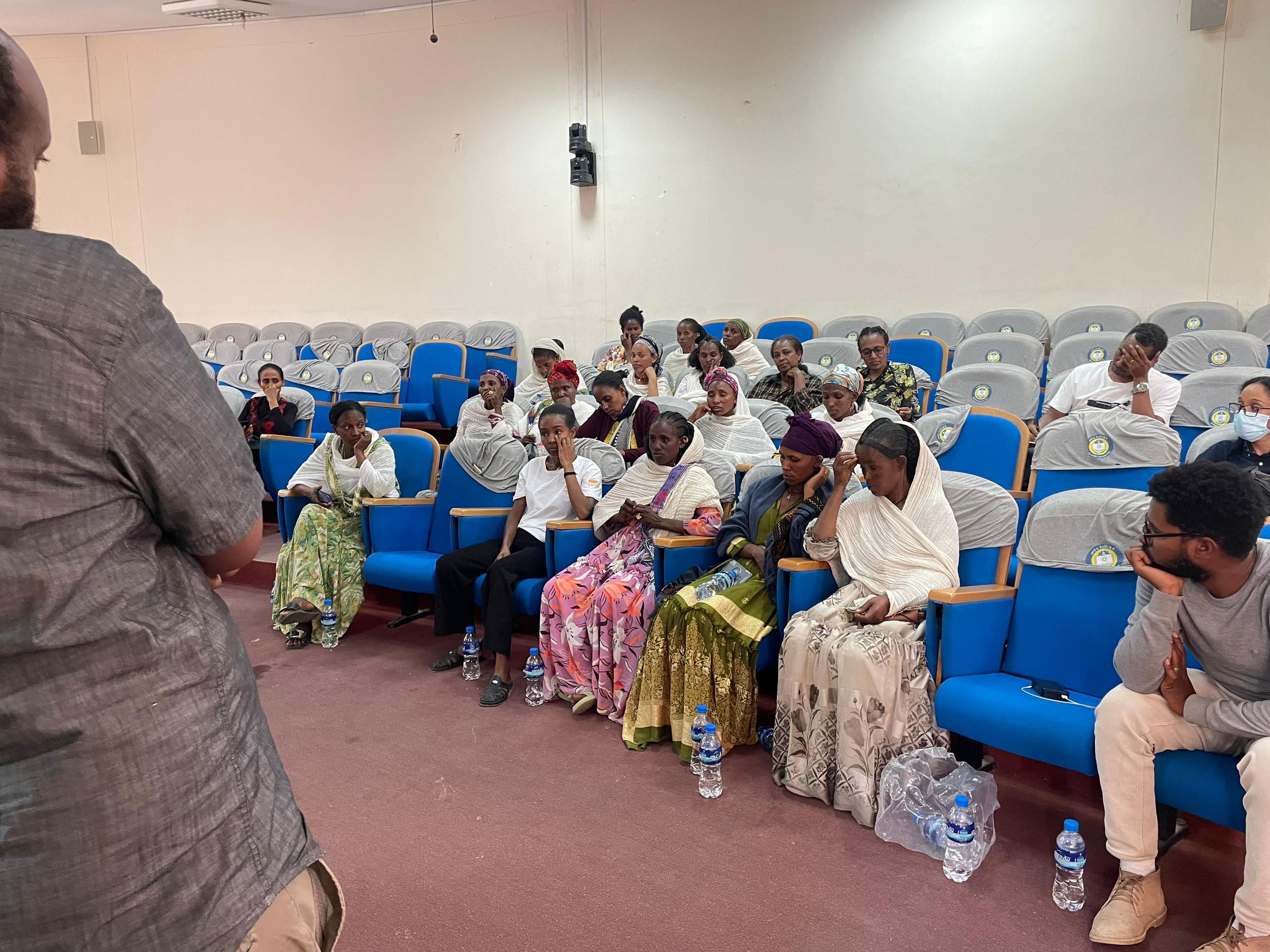 Hörsaal mit afrikanischen Frauen auf blauen Sesseln