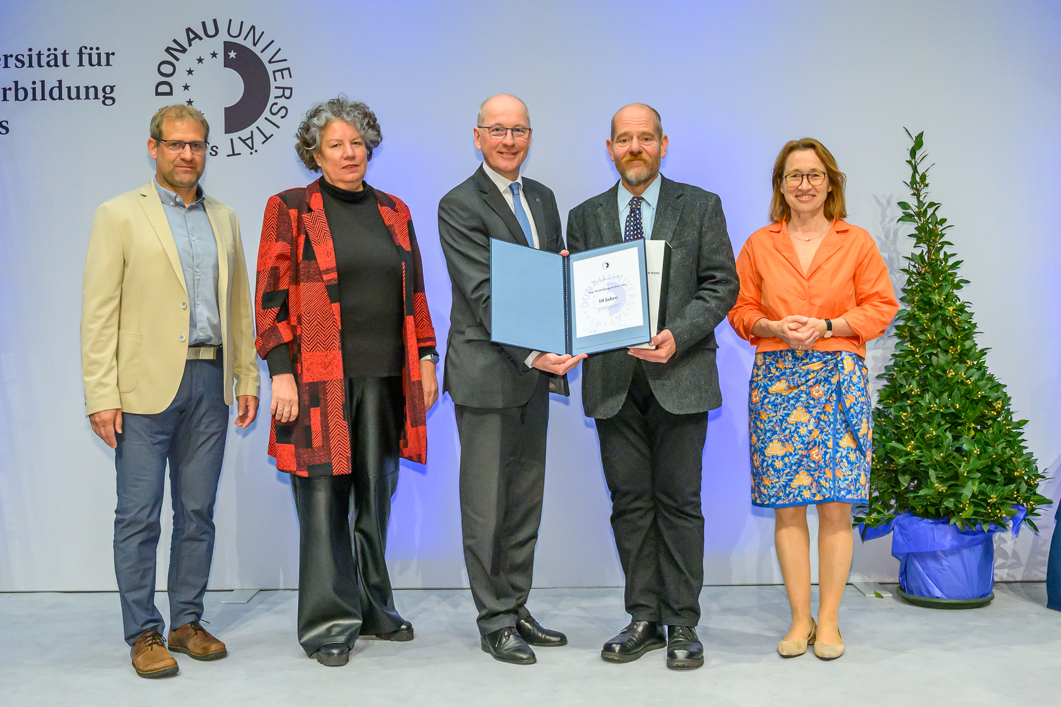 von links nach rechts: Vorsitzender des Betriebsrats für das allgemeine Universitätspersonal Dipl. Ing. Christian Görlich, MAS, Vorsitzende für das wissenschaftliche Universitätspersonal Dipl. Ing.in Dr.in Christiane Fischer, Rektor Mag. Friedrich Faulhammer, Jubiliar Mag. Dr. Wolfgang Breibert, MSc, Vizerektorin Univ. Prof.in Dr.in Viktoria Weber