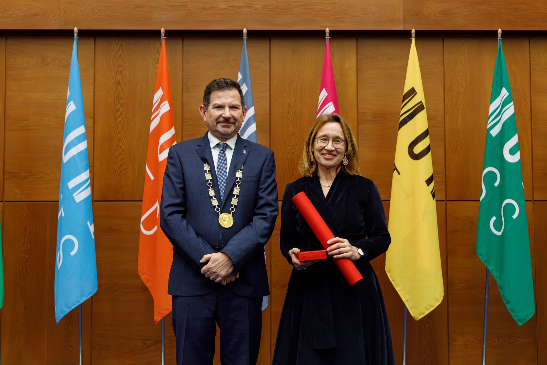 Das Bild zeigt symbolisch die Sanierung von Bestandsgebäuden