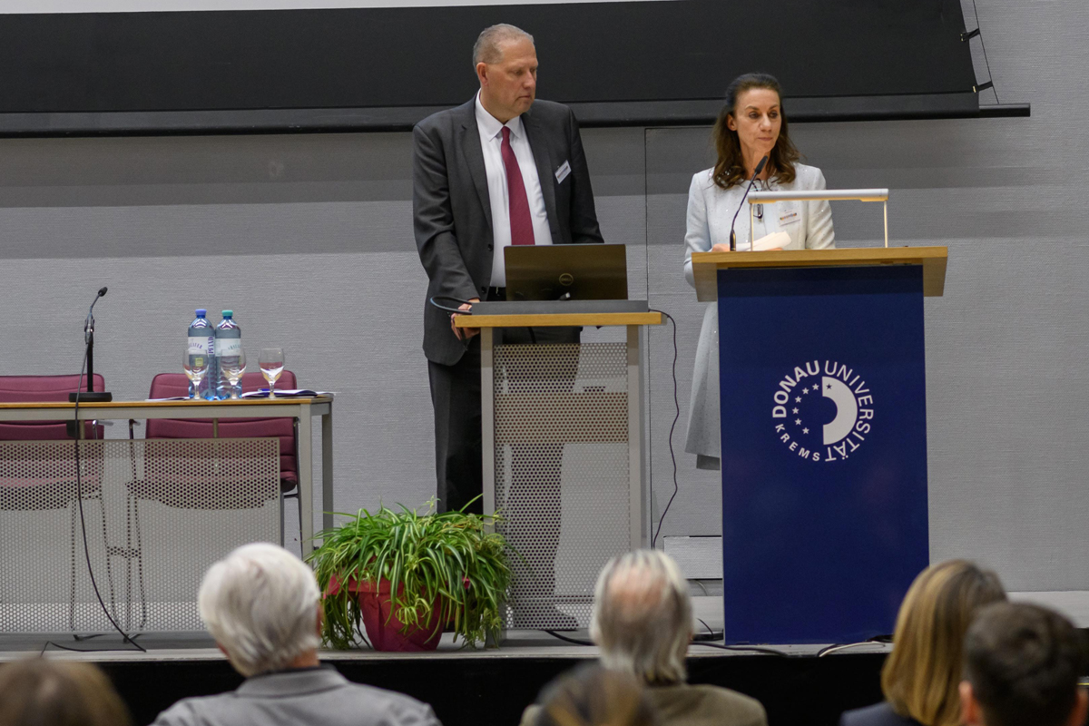 Univ.-Prof. Dr. Stefanie Auer, Leiterin des Zentrums für Demenzstudien, und Marc Wortman, vormals Geschäftsführer von Alzheimer’s Disease International (ADI) als Mit-Organisator der Konferenz, eröffnen die Konferenz.