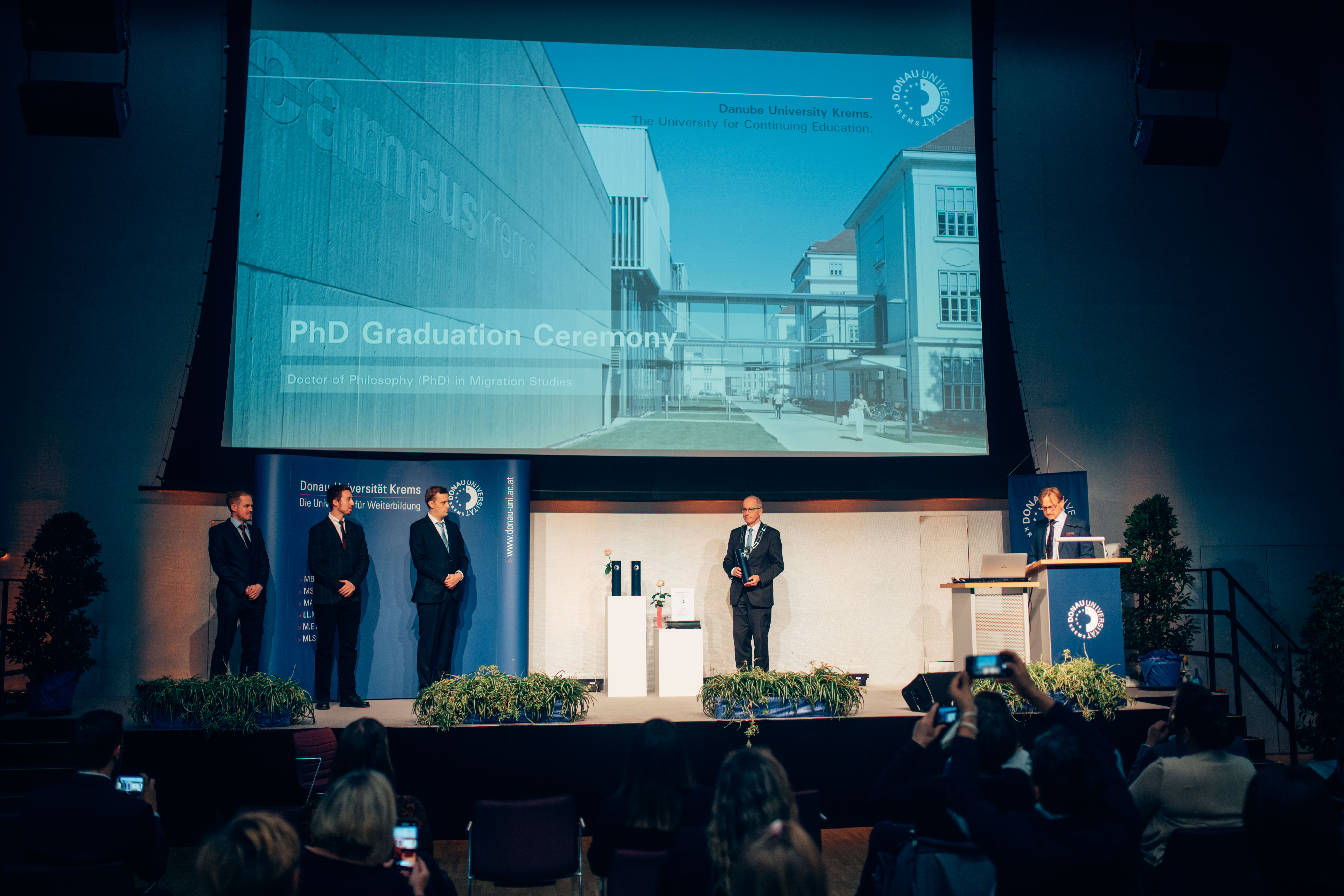 Die drei anwesenden Absolventen des PhD-Studiums Regenerative Medizin erhielten im Rahmen eines akademischen Festaktes die Promotionsurkunde.