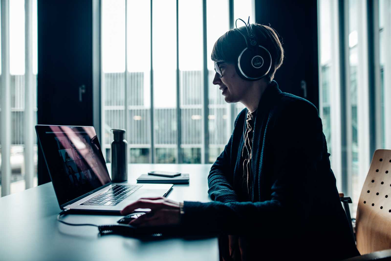 Person sitzt am Laptop und lernt online