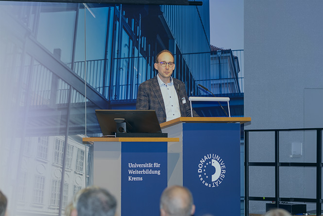 Mag. Mathias Weis spricht zu den Teilnehmer_innen der Tagung