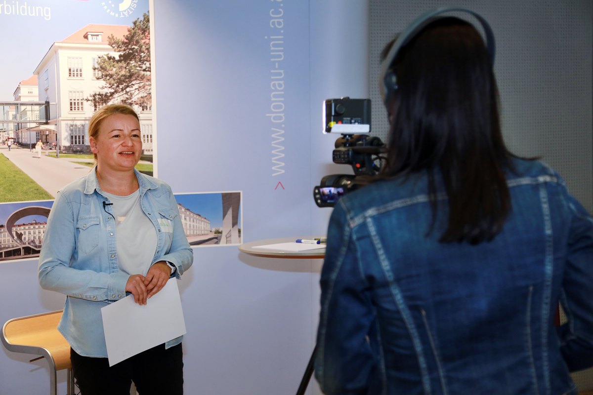 Absolventin beantwortet fünf Fragen beim Videointerview