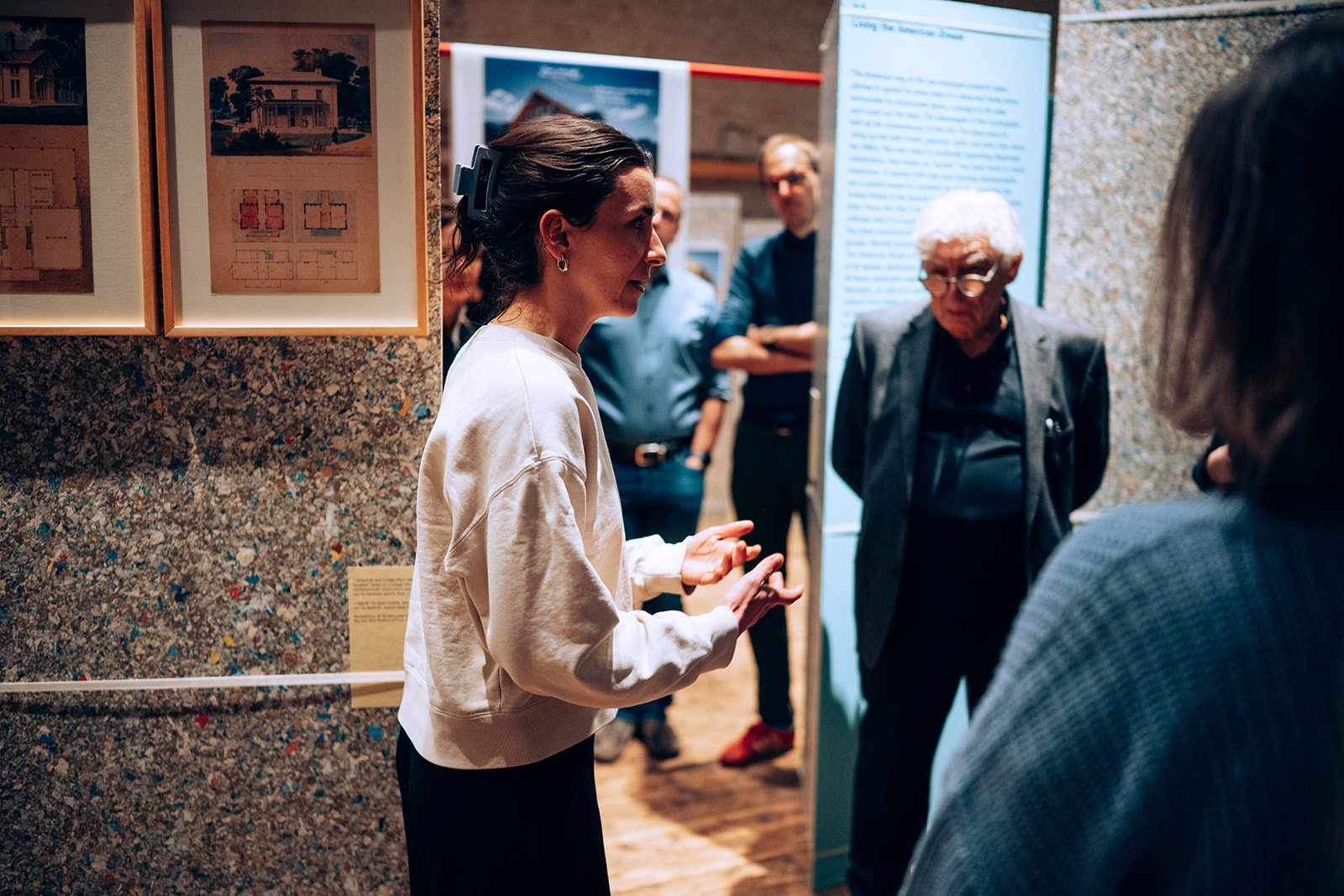 Führung durch die Ausstellung „Suburbia“