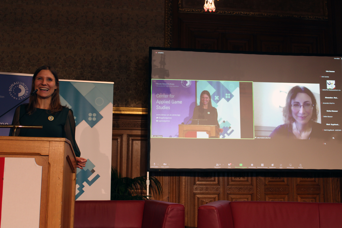 Natalie Denk und Celia Hodent am Rednerpult