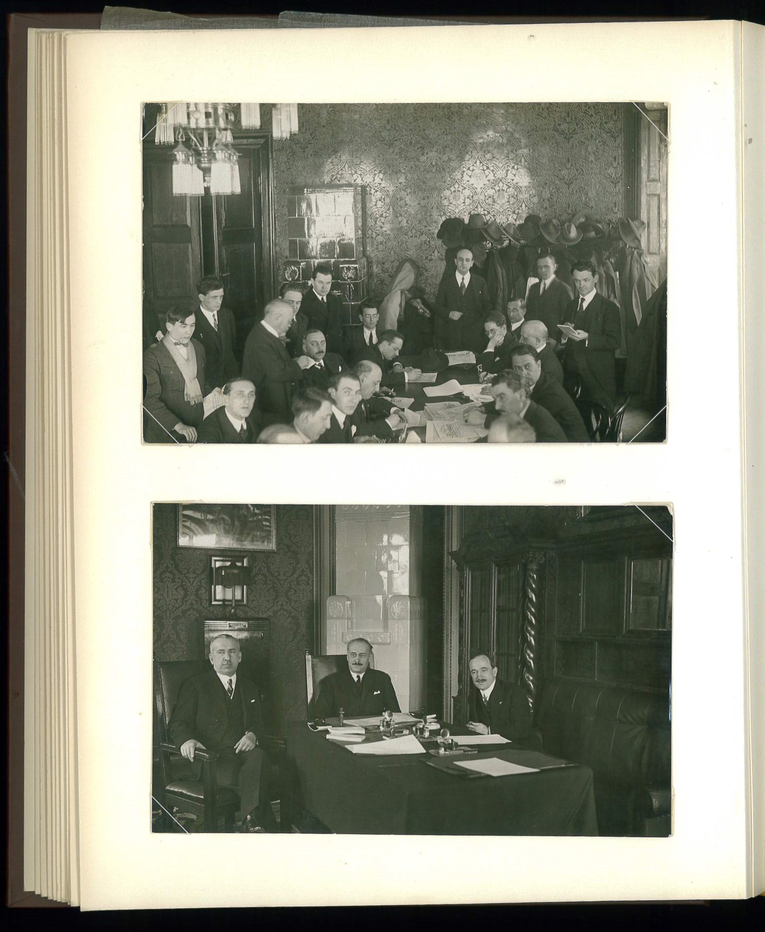 Foto von einer Buchseite mit zwei Schwarzweiß-Aufnahmen von Männern bei Besprechungen