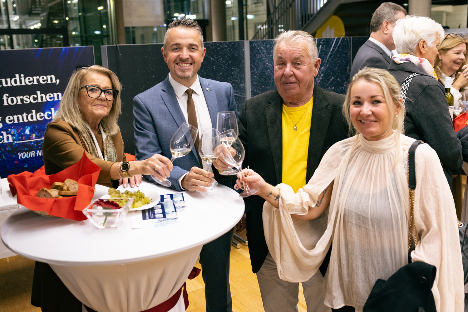 Anstoßen auf das erworbene Diplom