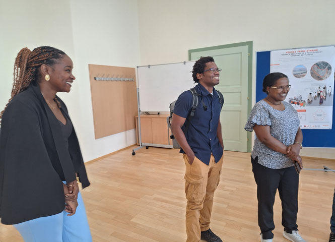 © DBU 3 laughing people in seminar room