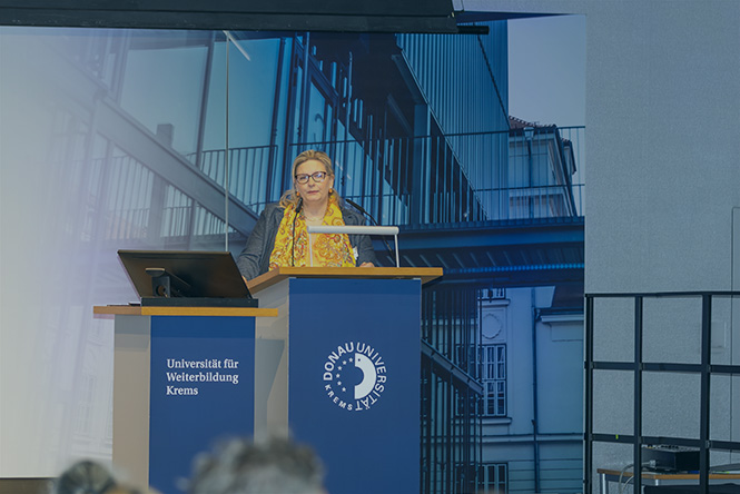Dr.in Konstanze Amelie Knittler spricht zu den Teilnehmer_innen der Tagung