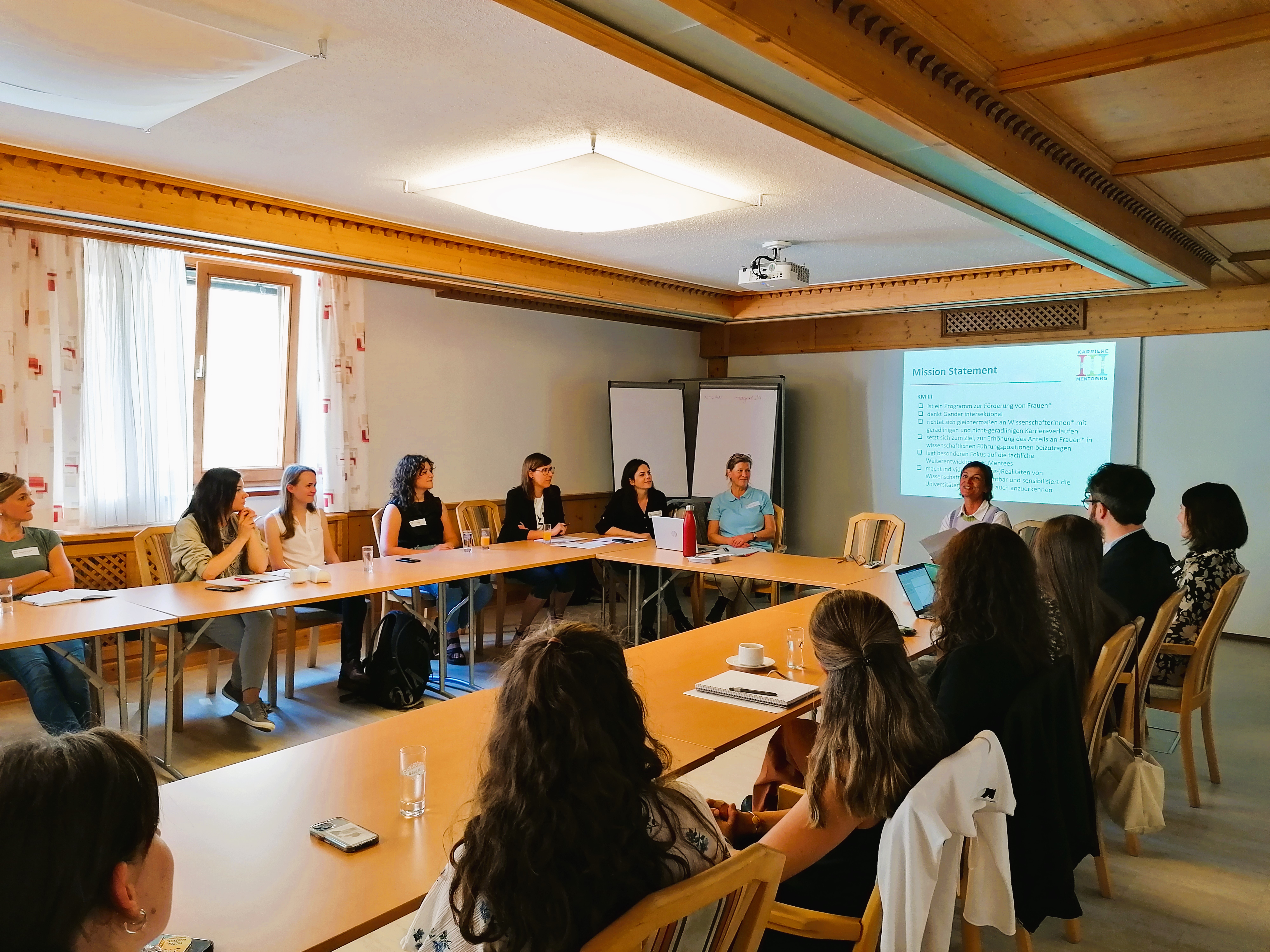 Anfangsveranstaltung von Karriere_Mentoring III Programm. Organisationsteam und Mentees im Seminarraum.