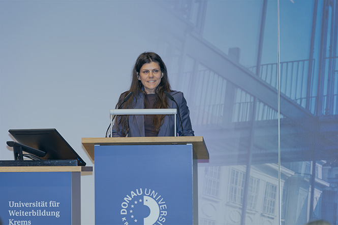 Mag.a Abelina Bischof, BA spricht zu den Teilnehmer_innen der Tagung