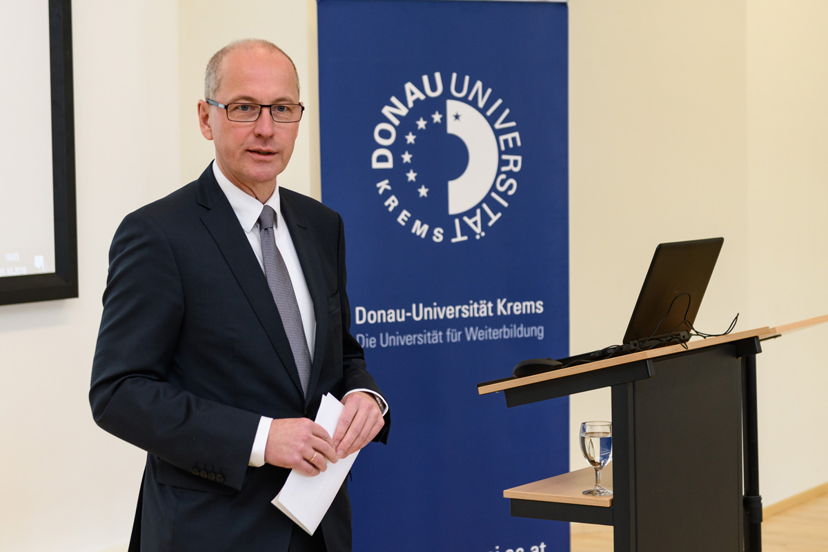 Begrüßung durch Rektor Mag. Friedrich Faulhammer