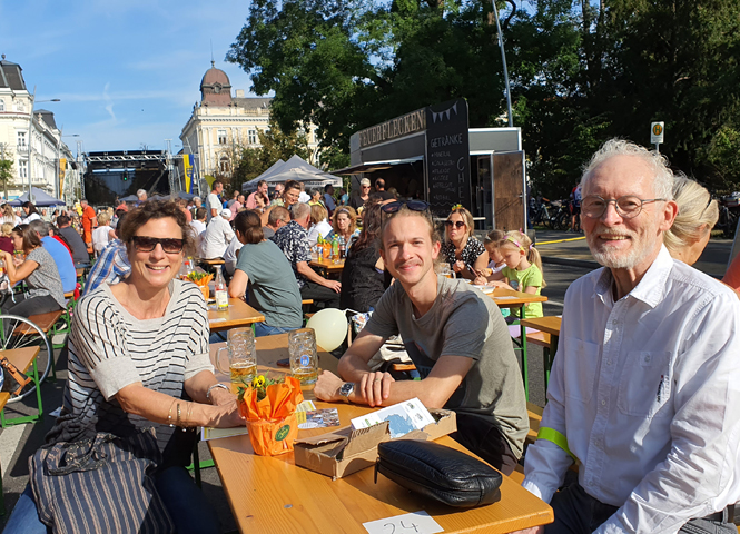 Ringstraßen-Opening audience and stage in the background