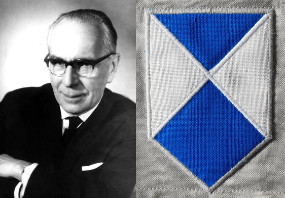 © Władysław Miernicki - Zbiory Narodowego Archiwum Cyfrowego, Public Domain, https://commons.wikimedia.org/w/index.php?curid=108791814 links: Schwarzweiß-Bild eines Mannes mit Brille, rechts: 2 blaue Dreiecke unten und oben und 2 weiße Dreiecke links und rechts ergeben das Kulturgüerschutz-Emblem