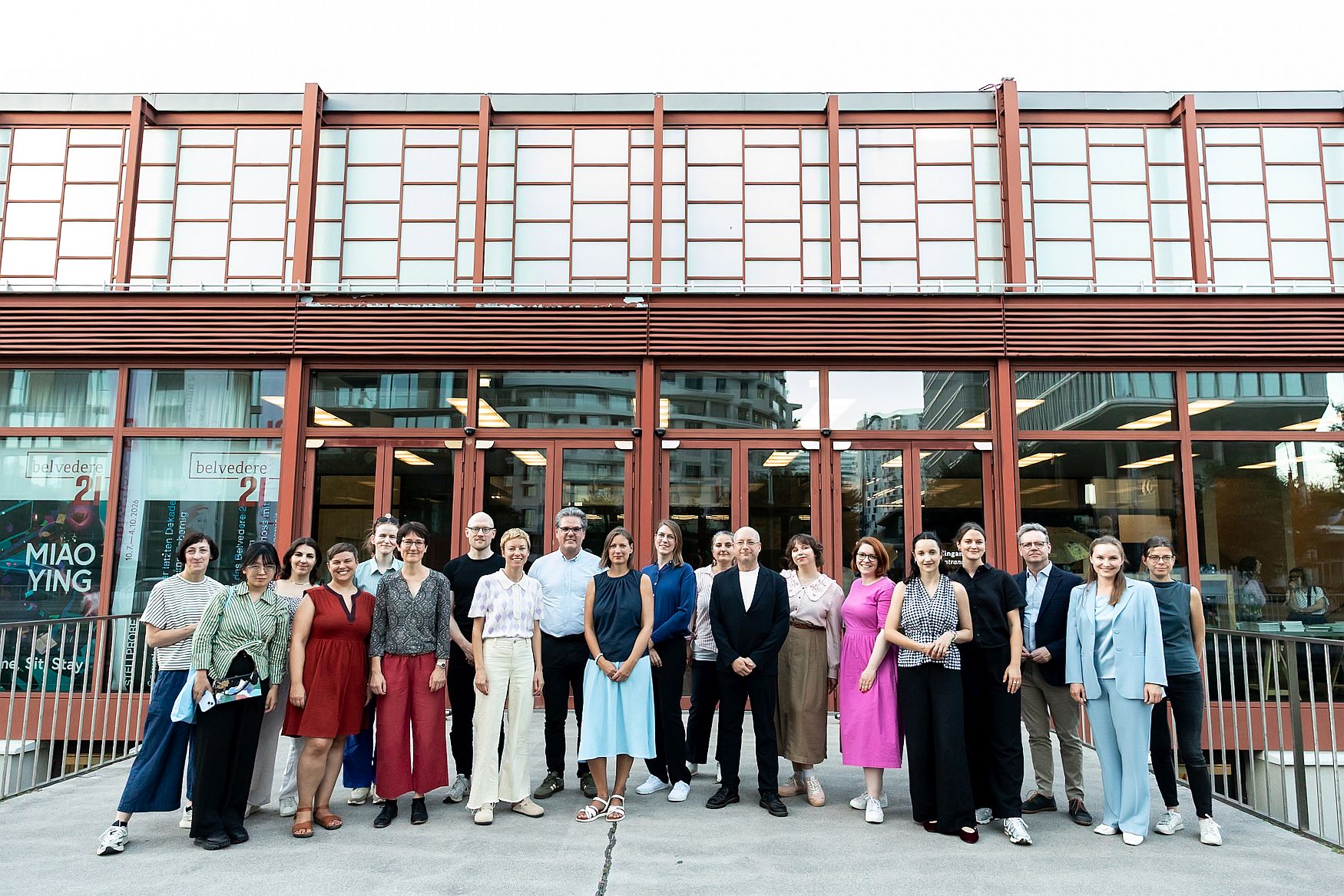 Die TeilnehmerInnen der Summer School vor dem Belvedere 21, Foto: Ouriel Morgensztern / Belvedere, Wien