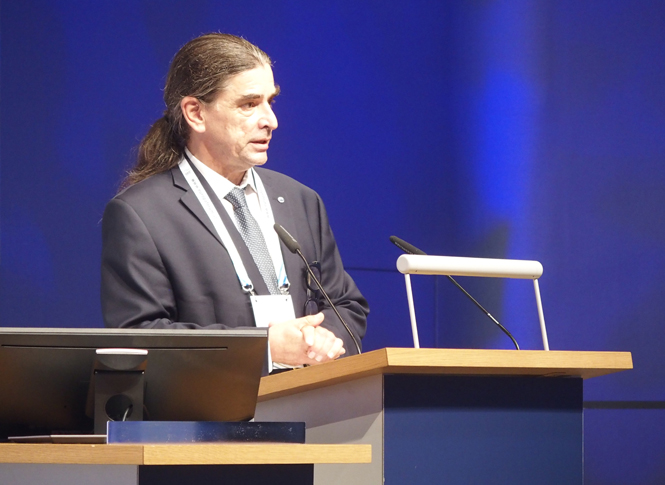 Vortragender auf der Bühne