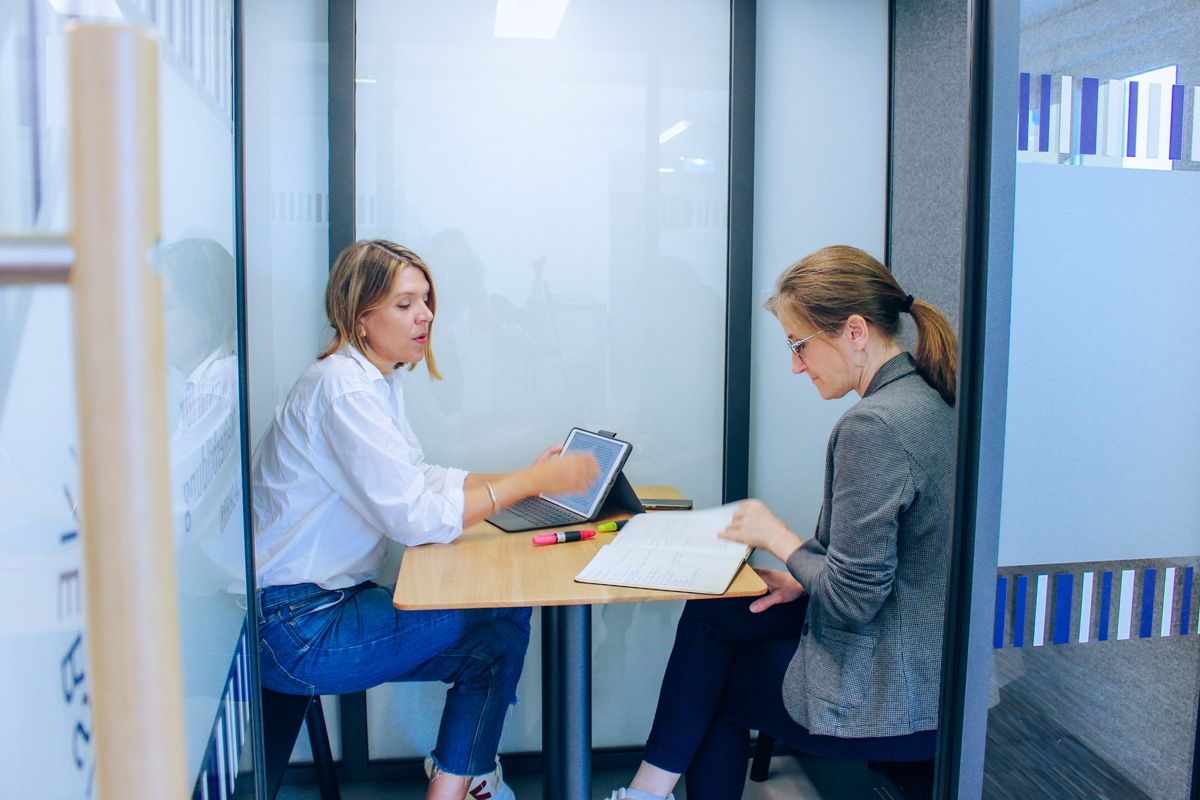 © Stefanie Gilber Zwei Studentinnen arbeiten in der Akustikkabine