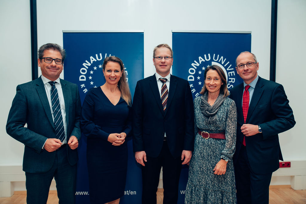 © Donau-Universität Krems, Walter Skokanitsch v.l.n.r.: Univ.-Prof. Dr. Dr. Thomas Ratka, LL.M. LL.M., Vizerektor für Lehre / Wissenschaftliche Weiterbildung, Univ.-Prof. Dr. Barbara Brenner, Stv. Dekanin für die Fakultät für Wirtschaft und Globalisierung, Univ.-Prof. Dr. Mathias Czaika, Leiter des Departments für Migration und Globalisierung, Univ.-Prof. Dr. Viktoria Weber, Vizerektorin für Forschung, Mag. Friedrich Faulhammer, Rektor der Donau-Universität Krems;